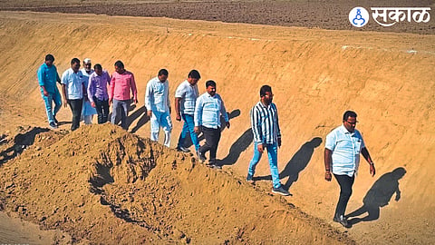 Dilip Khaire etc. while inspecting the expansion work of Darswadi-Dongargaon canal.
