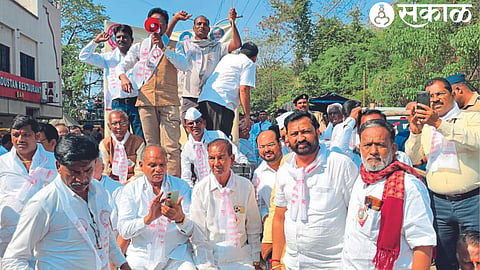 Officials of Sinnar Taluka Ration Shopkeepers Association participated in the march here. 