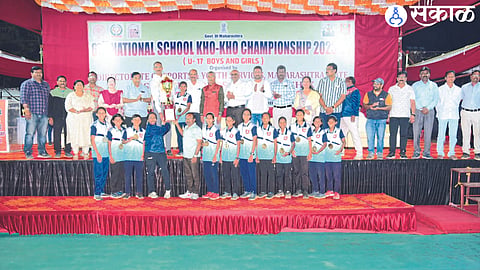Winners of National School Kho-Kho Championship Boys and Girls Team of Maharashtra. Dignitaries, coaches, volunteers present at the prize distribution ceremony.
