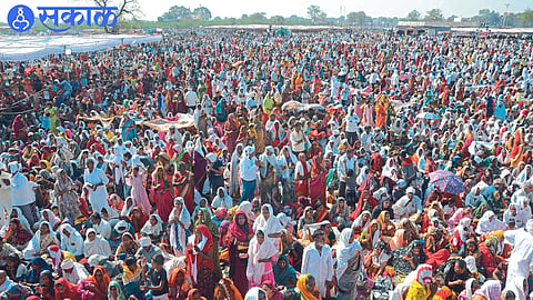 Shiv devotees thronged to the story of Pandit Pradeep Mishra's Shiva Mahapuran on Sunday
