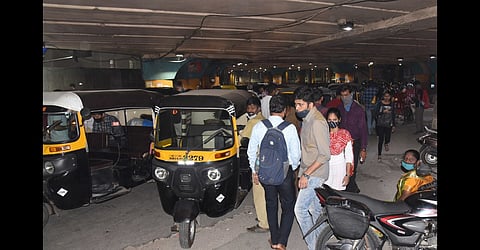 Thane: प्रवाशांची वाट अडवतोय रिक्षावाला ! वाटमारी करणाऱ्या रिक्षांवर कारवाईची मागणी 