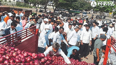 Bazar Samiti ongoing onion auction on Wednesday.