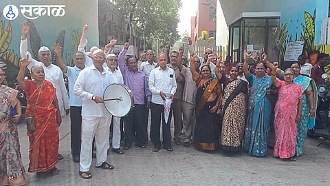 Protesters of Retired Teachers' Association during duff protest for various demands in the Municipal Corporation.
