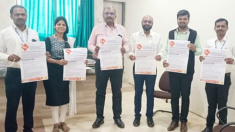 यिन निवडणुकीच्या पोस्टरचे अनावरण  करताना सर्व प्राचार्य व इतर अधिकारी