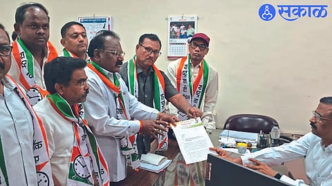 Municipal President Ashok Ladvanjari along with office bearers and activists while giving a statement to the District Collector on behalf of Nationalist Congress Party.
