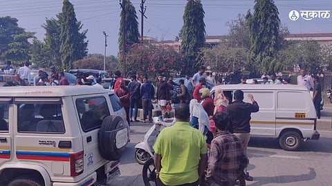 truck and car accident on sinhgad road 3 injured of family include baby haveli traffic police 