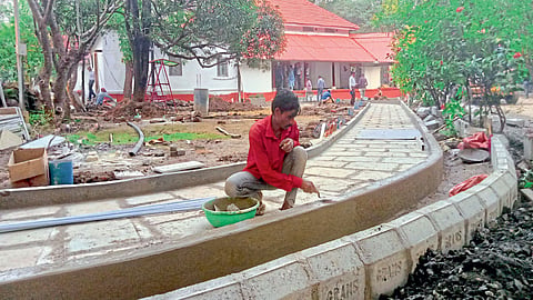 रविभवन परिसरात डागडुजी केली जात आहे.  
