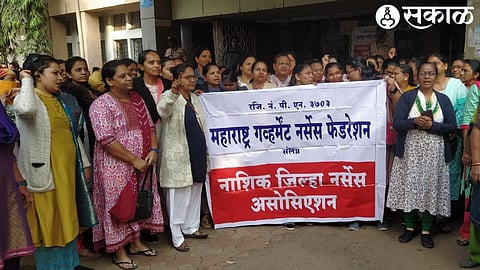 जिल्हा रुग्णालयाच्या प्रवेशद्वारासमोर विविध मागण्यांसाठी संपात सहभागी झालेले जिल्हा नर्सिंग संघटना, 