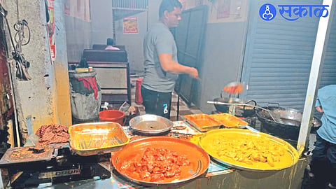 Professionals frying chicken on Kusumba Street 
