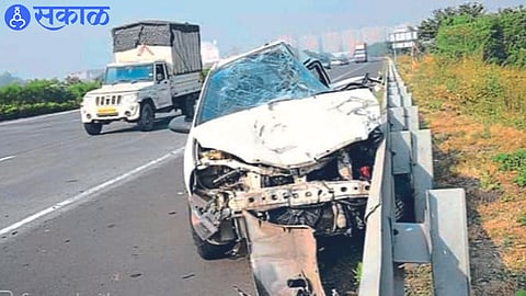Accidental vehicles seen on Mumbai-Agra highway.
