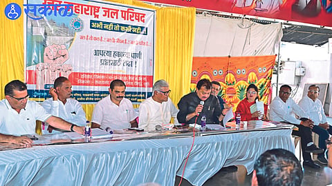 While guiding the Jal Parishad, former MLA Prof. Sharad Patil. Neighbors Bhila Patil, Shubhangi Patil, Vikas Patil etc.
