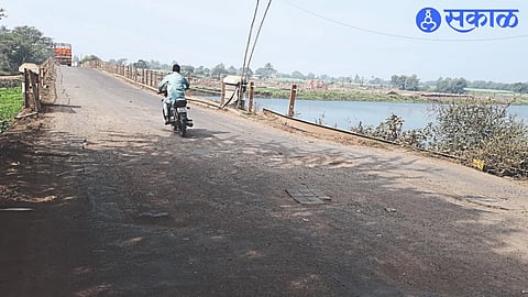 Use of paver blocks to bridge potholes and potholes.