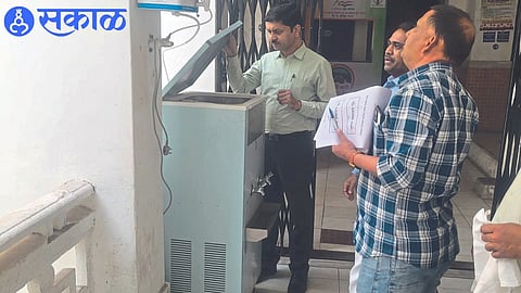 Deputy Chief Executive Officer Ravindra Pardeshi while inspecting the cleanliness of the Zilla Parishad headquarters on Thursday. Neighboring workforce. 