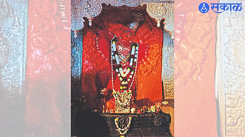 धनुर्मासातील पहिल्या रविवारी सूर्यकिरण आल्यांनतर दिसणारे आदिमायेचे तेजस्वी रूप.

