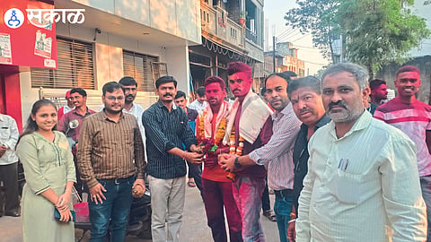 Sridhar Raut, manager of Union Bank branch, felicitating Sharad Mali and Chetan Badgujar, who were recruited in the Indo-Tibetan Border Force.
