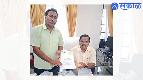 Complaint of former BJP President to Collector about banana crop insurance jalgaon news 