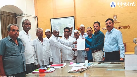 District President Arjun Borade, Taluka President Ramakrishna Bomble Bhanudas Dhikle etc. while giving a statement to the District Collectors to amend the proposed Agriculture Act.