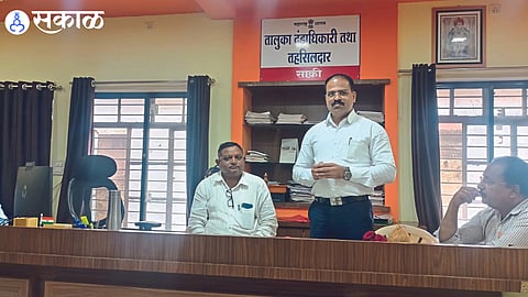 retired peon has honor of sitting on Tehsildar chair in dhule news