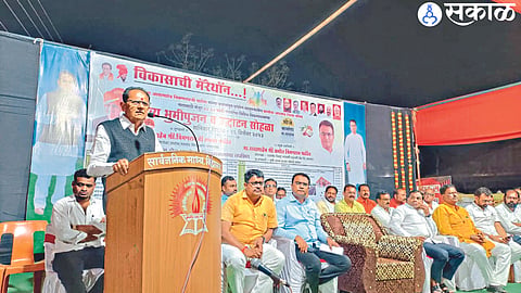 MLA Chimanrao Patil speaking in public meeting. District Bank Vice President Amol Patil, District Head Vasudev Patil, Former Chairman Shaligram Gaikwad and office bearers on the platform.
