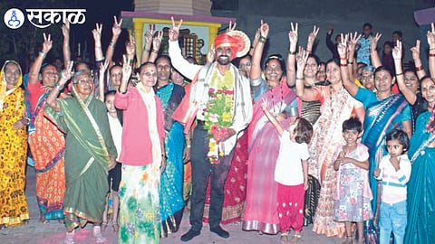 Women residents of Hamalwada welcoming and congratulating Gaurav Kadam on his selection as Sub Inspector of Police.
