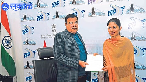 MP Raksha Khadse giving a statement to the Union Road Transport and Highways Minister Nitin Gadkari.
