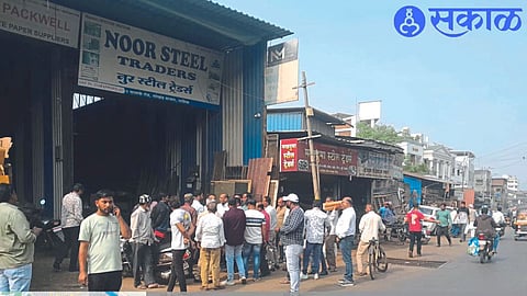 Municipal officials staff inspecting from Sarada Circle to Bhadrakali Market and talking to businessmen.