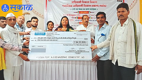 While giving checks to farmers Minister Dr Vijayakumar gavit Neighbor MP Dr Heena Gavit