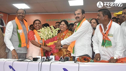 State president Chandrasekhar Bawankule, Bharti Pawar, Seema Hire, Devyani Farande etc. while welcoming Rajshree Ahirrao on joining BJP.
