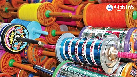 SAKAL Exclusive : नाशिककरांच्या गळ्याला नायलॉन मांजाचा फास! बंदी असूनही शहरात सर्रास विक्री