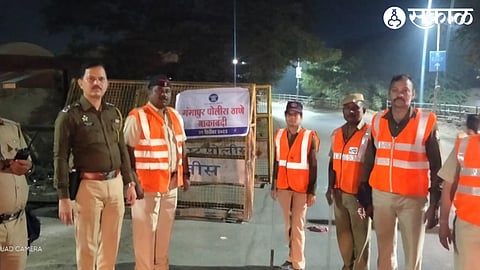 Panchvati police during the blockade at Malegaon Stand Police Chowki on Sunday (31st) night and checking the motorists. In another photo, the police present at the blockade site.