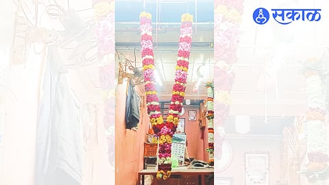 grand flower mala to be offered to Ramlalla in Ayodhya on Thursday.