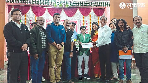 The winning team receiving the award from dignitaries at the 69th Labor Drama Competition.
