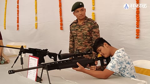 army day weapons exhibition army war student officials others visited navi mumbai
