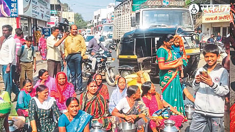 Angry women protesting on Malegaon Road to draw attention to the lack of water supply in Dattanagar area of ​​Nandgaon.