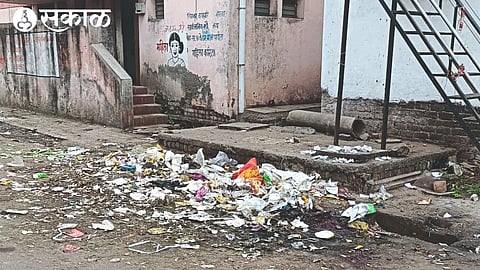 The unsanitary condition in the vegetable market area of ​​Shivaji Chowk.