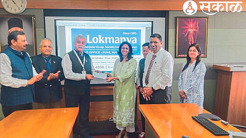 Officers of Lokmanya Multipurpose Society handing over the check of donation of 1 crore for the students of Central Hindu Military Education Society to the office bearers of the organization.