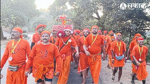 A palanquin of Om Sai Mandal from Dombivli headed towards Shirdi with the slogan 'With God, meeting with God'.
