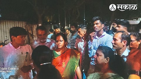MLA Devyani Farande Neighbor Chandrakant Khode and citizens inspecting the cafe complained by citizens on Sunday.