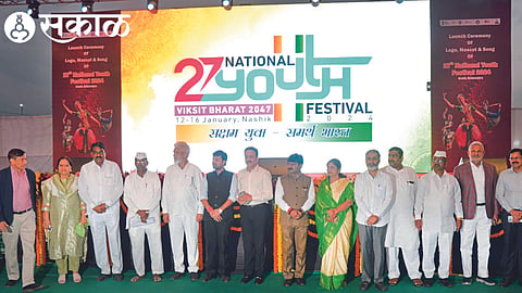 Nashik Guardian Minister Dada Bhuse, Minister Girish Mahajan, Minister Sanjay Bansode, MPs, MLAs and administrative officers on the occasion of the unveiling of the logo of the 27th National Youth Festival.