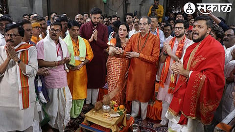 Shiv Sena party chief Uddhav Thackeray, neighbors Rashmi Thackeray, Aditya Thackeray, Tejas Thackeray and office bearers during aarti at Shri Kalaram temple on Monday.