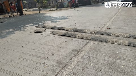 Rubber traffic jam on the roads in front of Marathi school in Soigaon