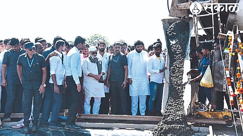 Minister Chhagan Bhujbal inspecting the lining work of Punegaon-Dongargaon canal. Neighbor officials and officials.
