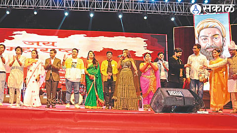 Collector Abhinav Goyal along with actors of famous Maharashtra comedy show on TV at Mahasanskrit Mahotsav.