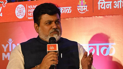उद्योग मंत्री उदय सामंत यिनच्या अधिवेशनात बोलताना.  