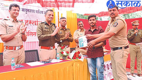Commissioner of Police Sandeep Karnik, Deputy Commissioner Kiran Kumar Chavan, Assistant Commissioner Siddheshwar Dhumal etc. while returning the missing mobile phone