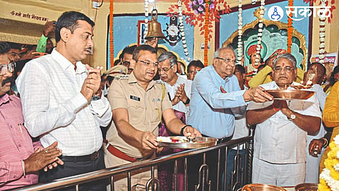 MLA Kashiram Pawara, Bhupeshbhai Patel, DYSP Sachin Here and office bearers during the Mahaarti of Shri Khanderao Maharaj.