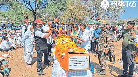 Family members taking final darshan of martyred soldier Rakesh Kakulte. Major Nakul Goswami presenting the tricolor .