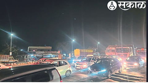 A speed gun vehicle parked at the foot of the flyover on the Agra highway. In the second photo, the traffic jam at Tenth Mile Junction.