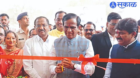 Raosaheb Danve, Hemant Godse, Alok Sharma and Railway officials while inaugurating the wheel factory here.