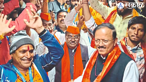 Devotees' jubilation in train Dr.Subhash Bhamre present at this time. 